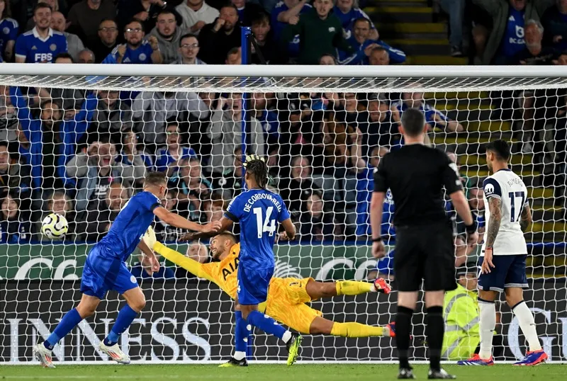 Jamie Vardy đánh đầu giúp Leicester gỡ hòa 1-1 trước Tottenham. Jamie Vardy 1.jpg