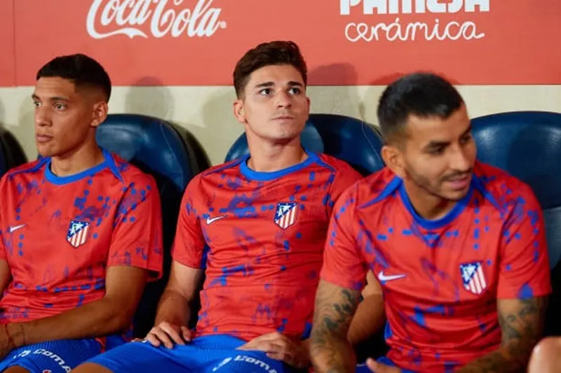 Trái với Sorloth, Julian Alvarez bắt đầu trận đấu trên băng ghế dự bị Julian Alvarez.jpg