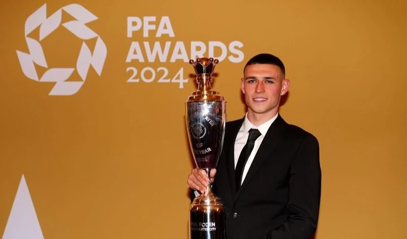 Phil Foden đã hoàn thành bộ 3 giải thưởng cá nhân trong mùa giải 2023-24 