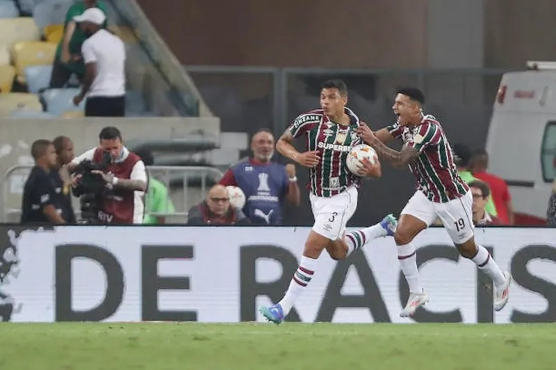 Trung vệ sắp 40 tuổi vừa ghi bàn vào lưới Gremio ở Copa Libertadores Thiago Silva 1.jpg