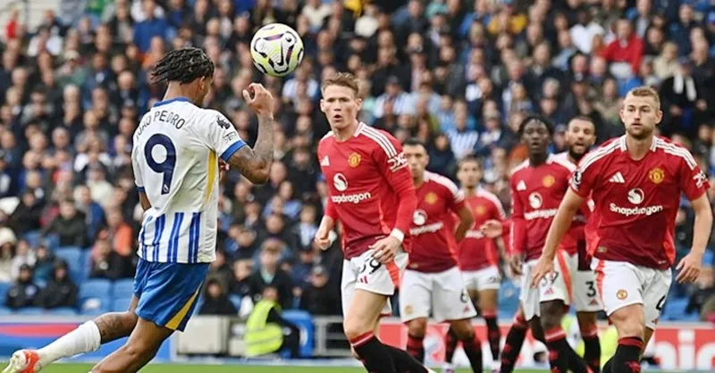 HLV Erik ten Hag thừa nhận rất thất vọng khi Man.United lại sụp đổ phút cuối. Joao Pedro.jpg