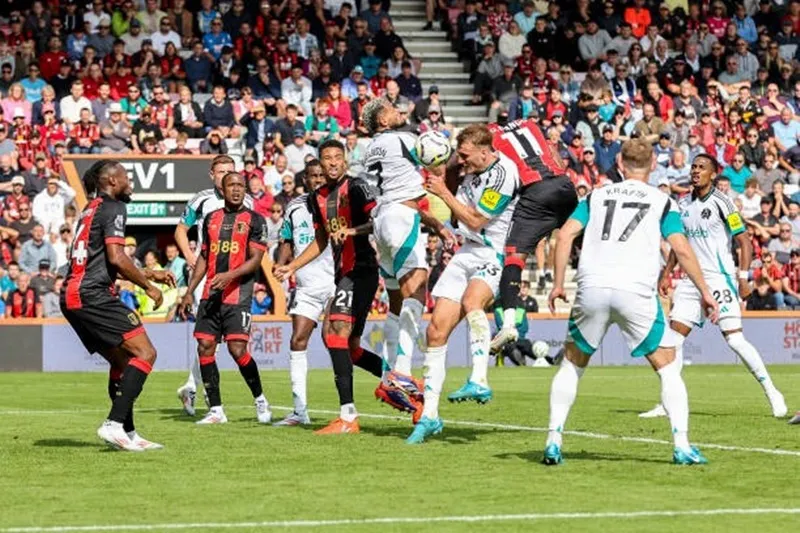 Tình huống gây tranh cãi ở phút 90+3 Bournemouth 1.jpg