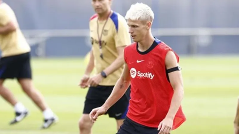 Barca vẫn mắc kẹt trong tình trạng hỗn loạn tài chính và chỉ mới ký duy nhất hợp đồng với Dani Olmo. Dani Olmo.jpg