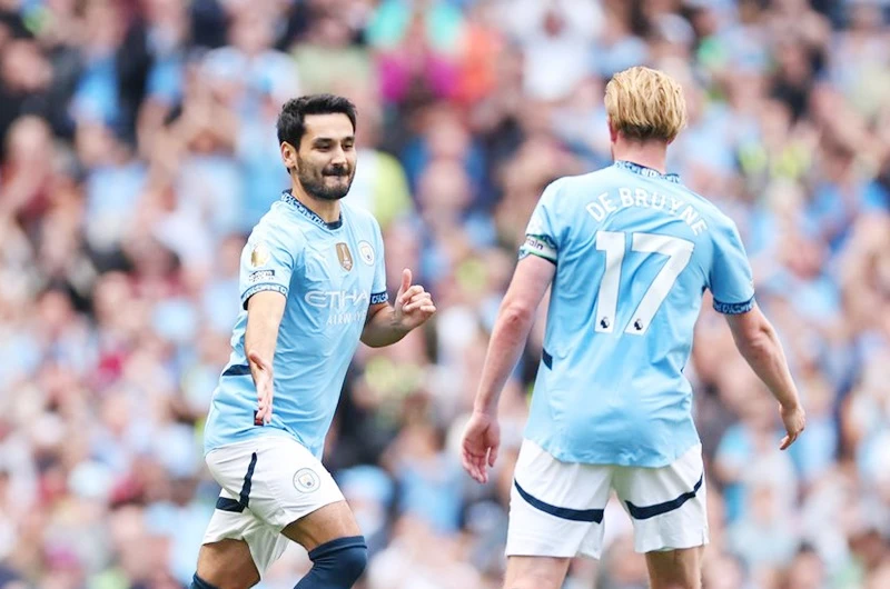 Ilkay Gundogan chia sẻ niềm vui với Kevin De Bruyne ở lần thứ 2 ra mắt trong màu áo Man.City.