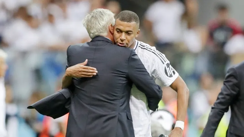 HLV Carlo Ancelotti một lần nữa nhấn mạnh không cảm thấy lo lắng về khởi đầu của Mbappe. Coach Ancelotti.jpg