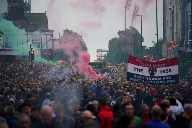 Cổ động viên Man.United biểu tình phản đối nhà Glazers năm 2021 khiến trận đấu gặp Liverpool bị hoãn lại Erik Ten Hag 1.jpg