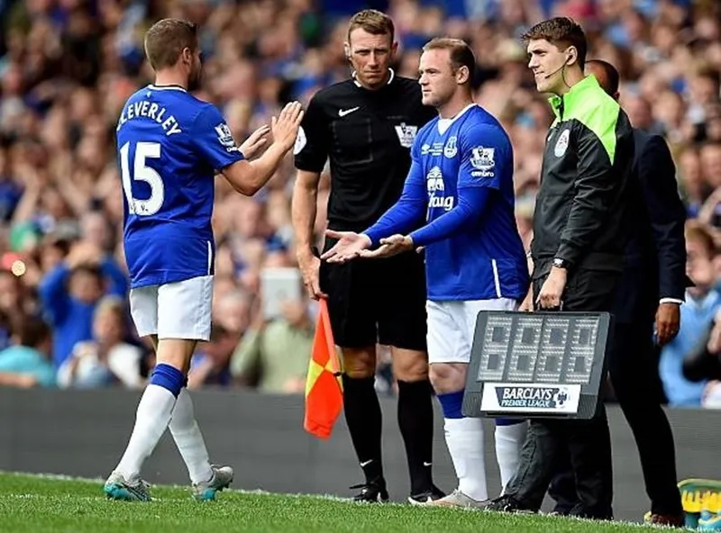Rooney và Cleverley thời còn khoác chung màu áo Everton Rooney 1.jpg
