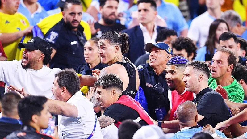 Darwin Nunez dẫn đầu các cầu thủ Uruguay tham gia vào cuộc ẩu đả với người hâm mộ. Uruguay.jpg