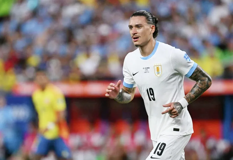 Darwin Nunez sẽ phải ngồi ngoài trong 5 trận đấu sắp tới của tuyển Uruguay.