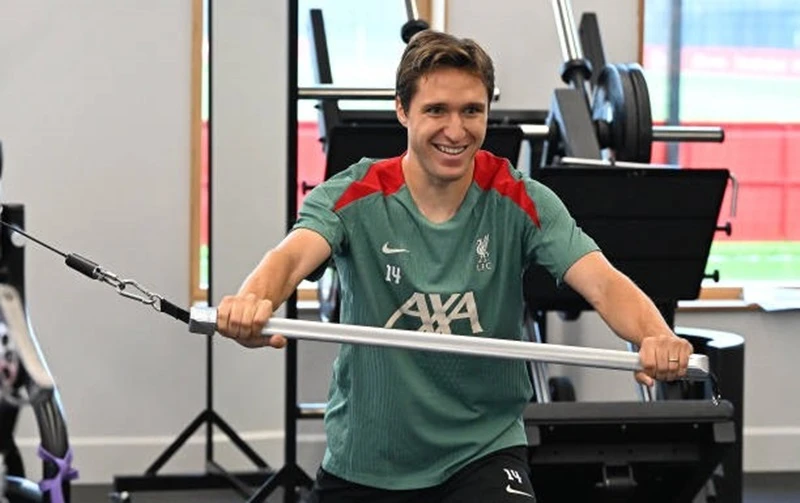 Federico Chiesa tập luyện trong phòng gym của Liverpool