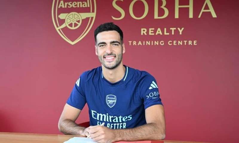 Tân binh Mikel Merino bị gãy xương vai trong buổi tập đầu tiên cho Arsenal.