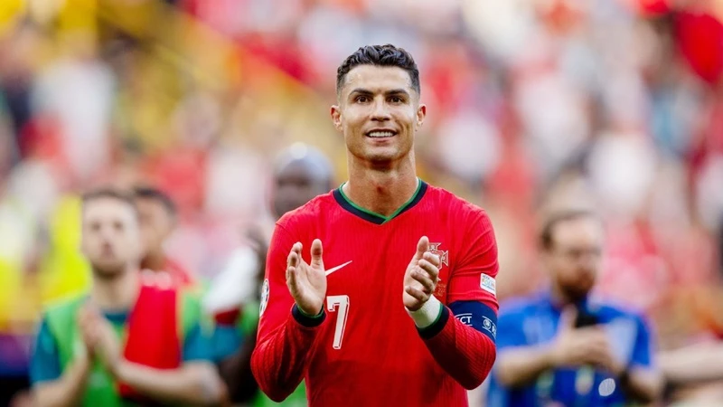 Cristiano Ronaldo bác bỏ đồn đoán anh cân nhắc việc kết thúc sự nghiệp tại tuyển Bồ Đào Nha.