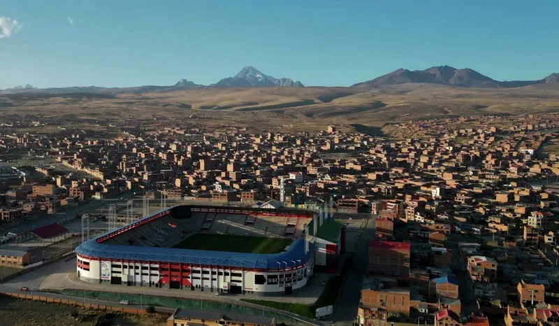 Tuyển Bolivia chơi ở địa điểm mới có độ cao còn cao hơn 560 mét so với La Paz.