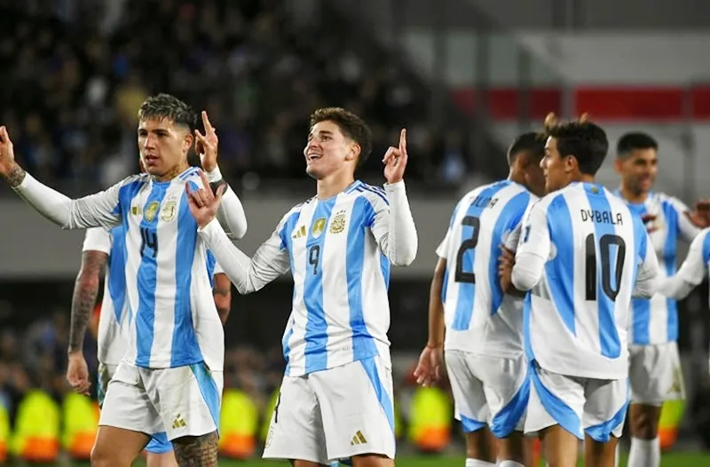 Argentina dễ dàng bảo vệ ngôi đầu bảng bằng chiến thắng 3-0 trên sân nhà trước Chile. Argentina.jpg