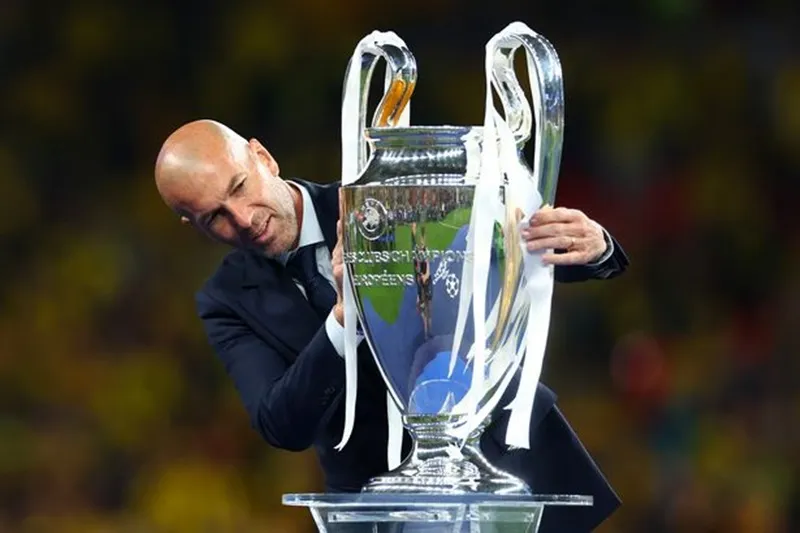 Zidane là HLV đầu tiên vô địch Champions League 3 lần liên tiếp khi dẫn dắt Real Madrid. Zinedine Zidane.jpg