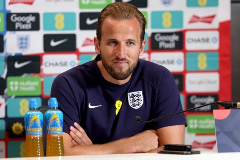 Harry Kane trong buổi họp báo trước trận gặp Phần Lan