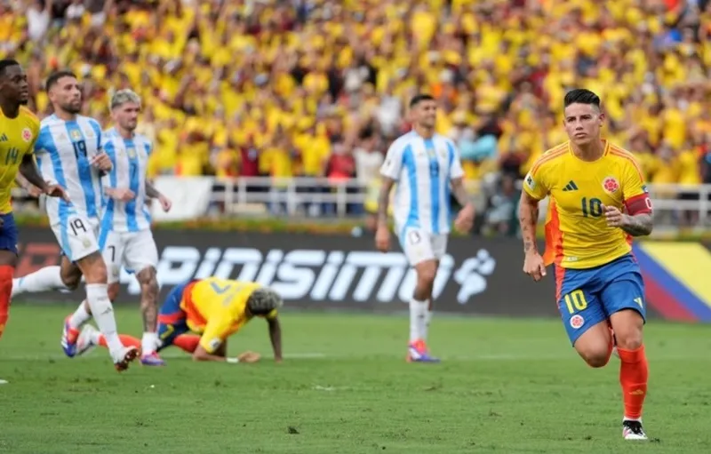 James Rodriguez ghi bàn từ chấm phạt đền giúp chủ nhà Colombia đánh bại Argentina 2-1.