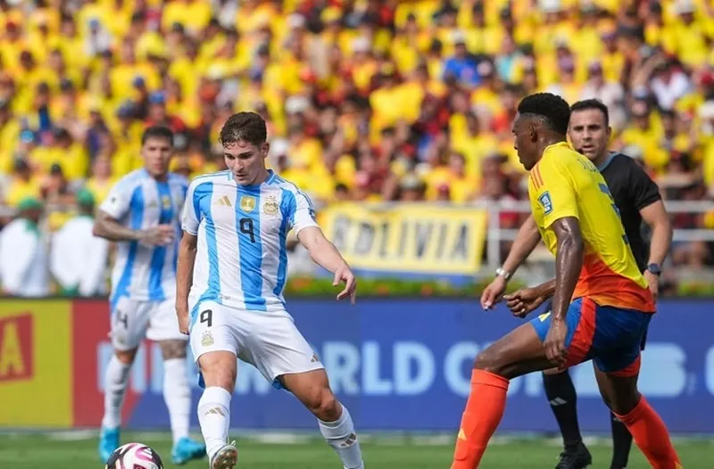 Argentina đã nhận thất bại lần đầu tiên sau 12 chiến thắng liên tiếp. Colombia1.jpg