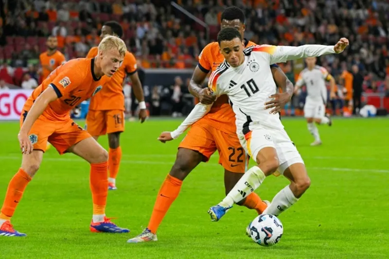 Tuyển Đức và Hà Lan đã cống hiến một màn rượt đuổi tỷ số hấp dẫn. Netherlands2.jpg