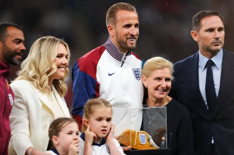 Bức ảnh đẹp của gia đình Kane cùng Frank Lampard, Ashley Cole và nữ chủ tịch FA Debbie Hewitt Harry Kan1.jpg