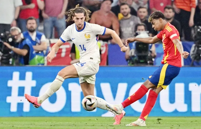 Yamal được so sánh với Messi nhờ những pha đi bóng và ghi bàn bằng chiếc chân trái độc đáo. Barcelona.jpg