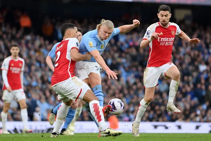 Arsenal “tử thủ” để ngăn Haaland ghi bàn và cầm hòa 0-0 tại Man.City mùa trước. Jorginho.jpg