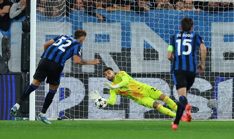 David Raya có pha cản phá kép từ một tình huống sút phạt đền của chủ nhà Atalanta. David Raya 1.jpg