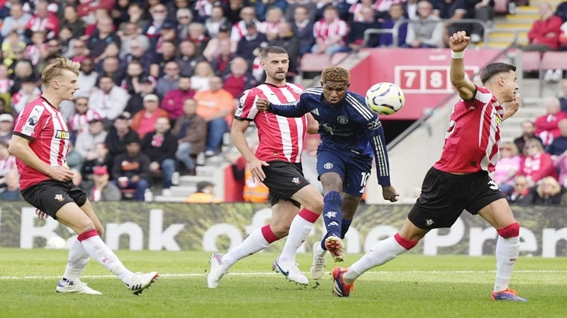 Marcus Rashford tự tin khi ghi bàn thắng đẹp trong chiến thắng 3-0 tại Southampton.