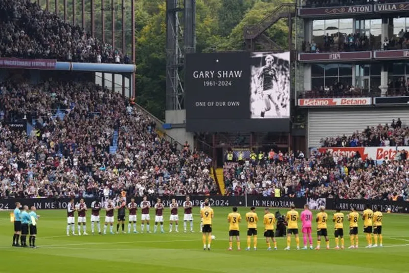 Cả sân vận động dành 1 phút mặc niệm cho huyền thoại quá cố Gary Shaw trước trận đấu Aston Villa 1.jpg
