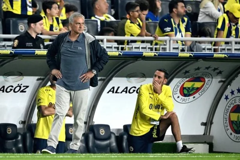 Sự chán chường của Jose Mourinho khi Fenerbahce bị dẫn tới 3 bàn trên sân nhà Jose Mourinho.jpg