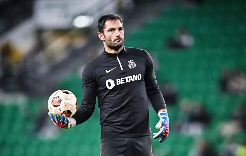 Barcelona hướng sự quan tâm đến thủ môn tự do Antonio Adan để thay thế. Antonio Adán.jpg