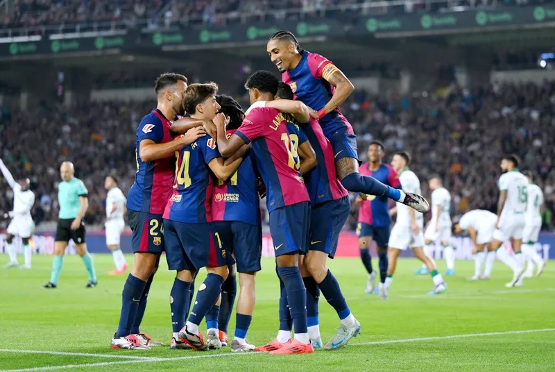 Barcelona chỉ còn kém một trận so với kỷ lục 8 trận thắng liên tiếp bắt đầu mùa giải 2013-14. Robert Lewandowski1.jpg