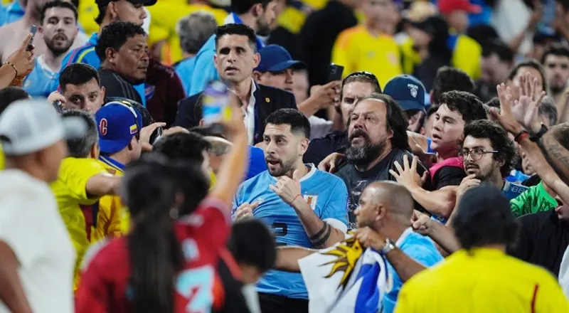 Cầu thủ Uruguay loạn đả với người hâm mộ Colmobia trên khán đài tại Copa America 2024. Luis Suárez 1.jpg