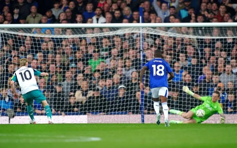 Pha đá phạt đền hỏng ăn của Gordon khiến Newcastle chấp nhận chia điểm trên sân Everton Newcastle.jpg