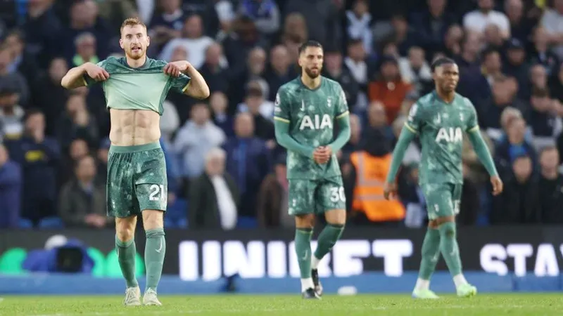 HLV Ange Postecoglou thất vọng vì sự sụp đổ của Tottenham sau khi dẫn trước 2 bàn. Brighton1.jpg