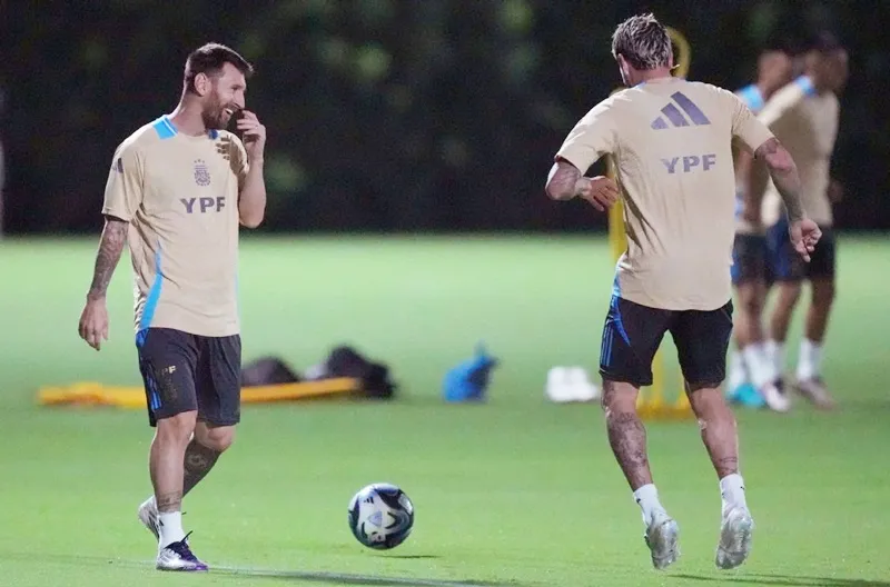 Lionel Messi trở lại tuyển Argentina và đã tham gia tất cả các buổi tập luyện. Argentina1.jpg