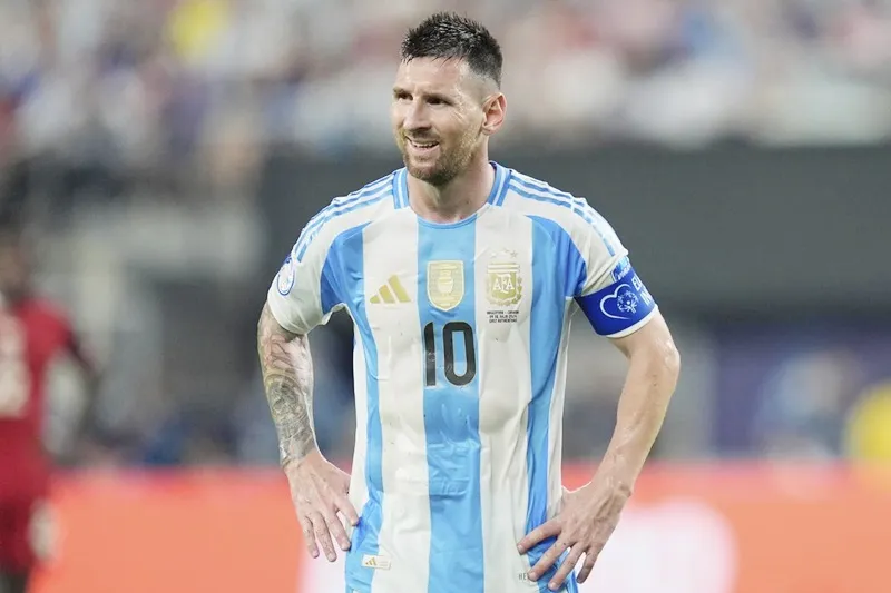 Đội trưởng Lionel Messi sẽ trở lại sau chấn thương trong đội hình tuyển Argentina. Lionel Messi.jpg