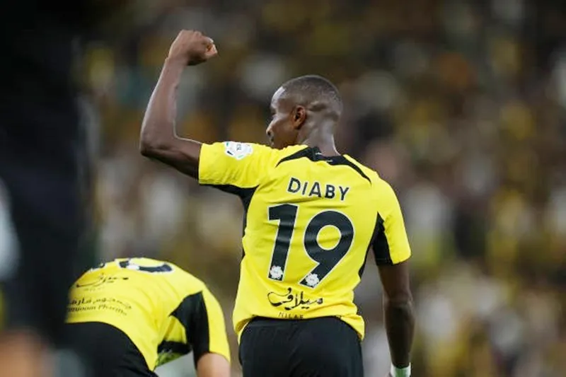 Moussa Diaby cũng chơi tuyệt hay với 1 bàn thắng và 1 kiến tạo Moussa Diaby.jpg