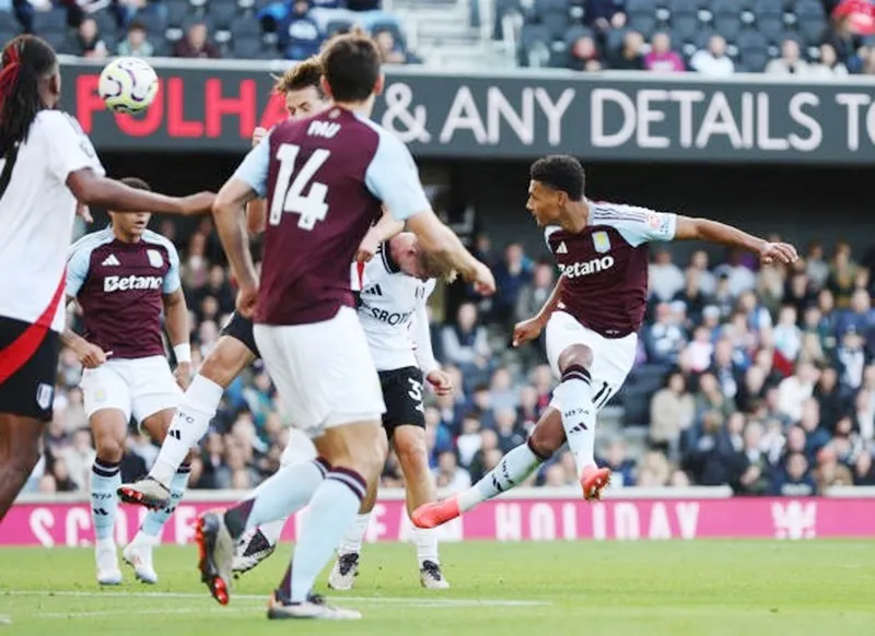 Cú đánh đầu lập công của Ollie Watkins Ollie Watkins.jpg