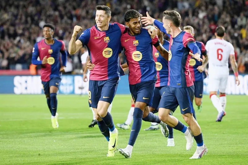 Barca thắng 9 sau 10 vòng đấu và tiếp tục gia tăng hiệu suất ghi bàn khó tin - ghi 33 bàn chỉ thủng lưới 10 lần. Robert Lewandowski.jpeg