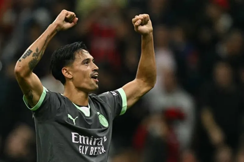 Reijnders có 2 bàn thắng trong vòng 10 phút giúp Milan nâng tỷ số lên 3-1 Reijnders.jpg