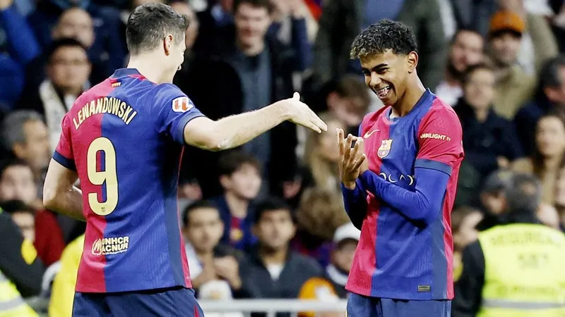 Lamine Yamal trở thành cầu thủ trẻ nhất của Barcelona ghi bàn trong một trận El Clasico. Alphonso Davies.jpg