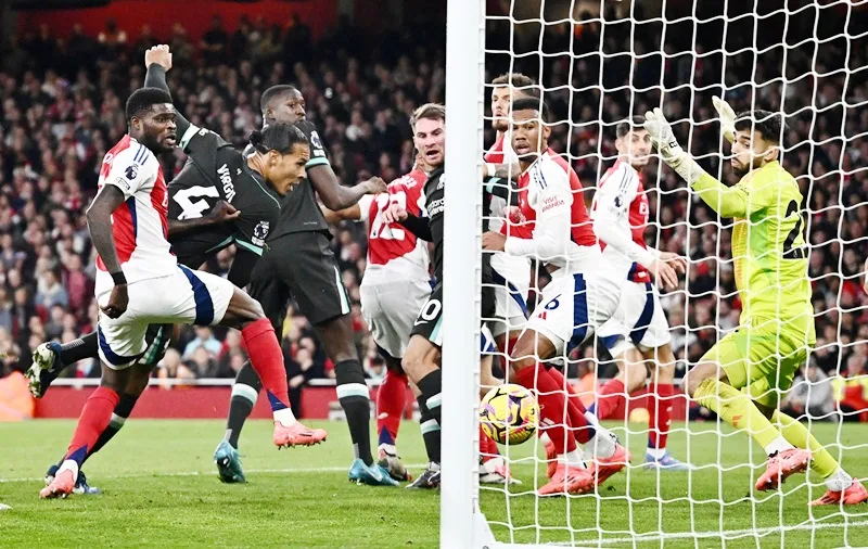 Virgil van Dijk gỡ hòa cho Liverpool ở phút 18 bằng một cú đánh đầu từ quả phạt góc. Mohamed Salah1.jpg