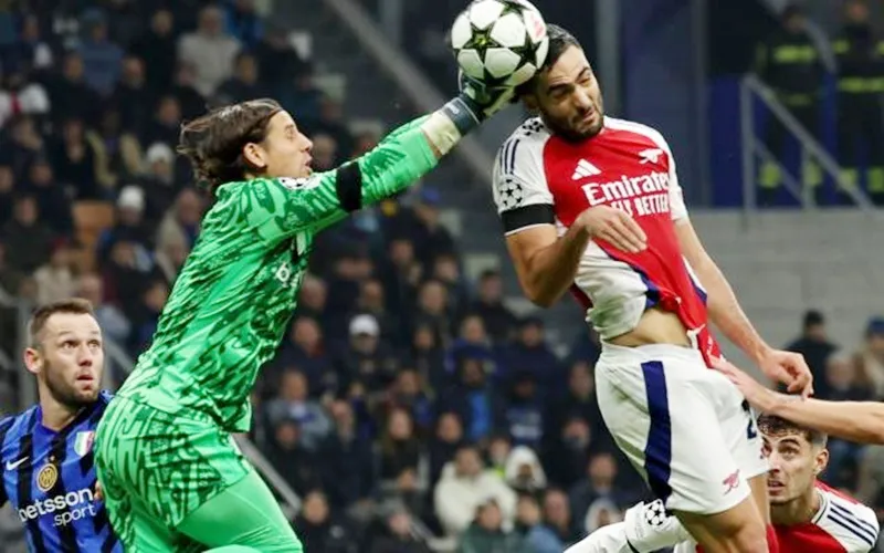 HLV Mikel Arteta tin rằng Arsenal lẽ ra phải được hưởng phạt đền ở tình huống này. Arsenal.jpg