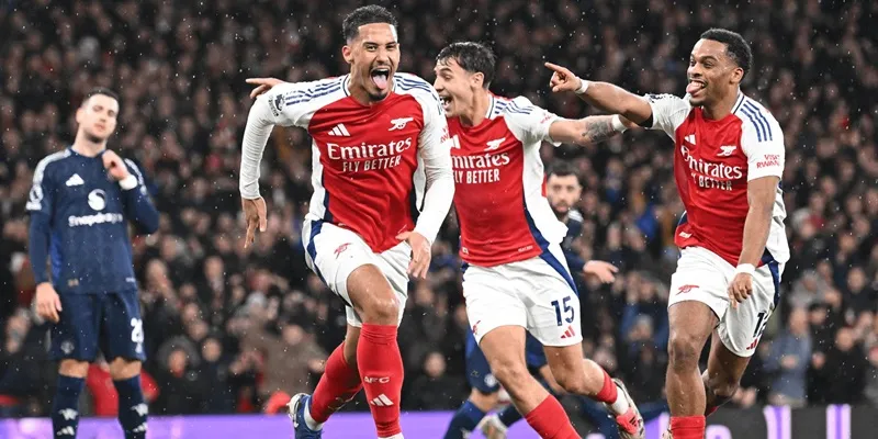 Arsenal thắng 2-0 trước Man.United và thu hẹp khoảng cách còn 7 điểm so với ngôi đầu của Liverpool.