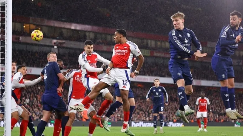 Các tình huống cố định của Arsenal đã hành hạ Man.United trong suốt đêm. Declan Rice1.jpg
