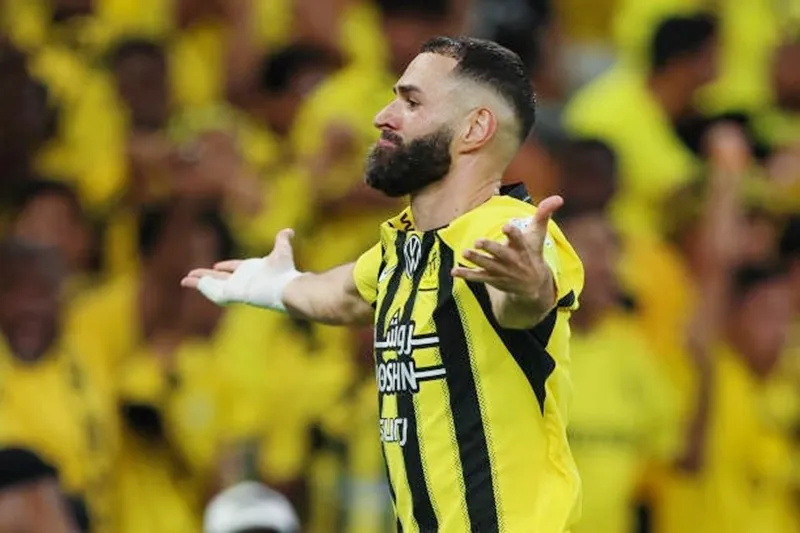 Karim Benzema giúp đội nhà vượt lên ở phút 55 Benzema.jpg
