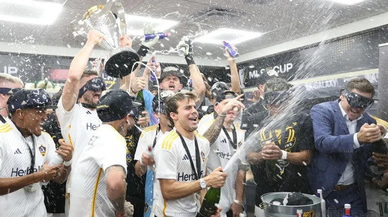 LA Galaxy tận hưởng khi gia tăng kỷ lục giành chiến thắng MLS Cup lên con số 6. LA Galaxy1.jpg