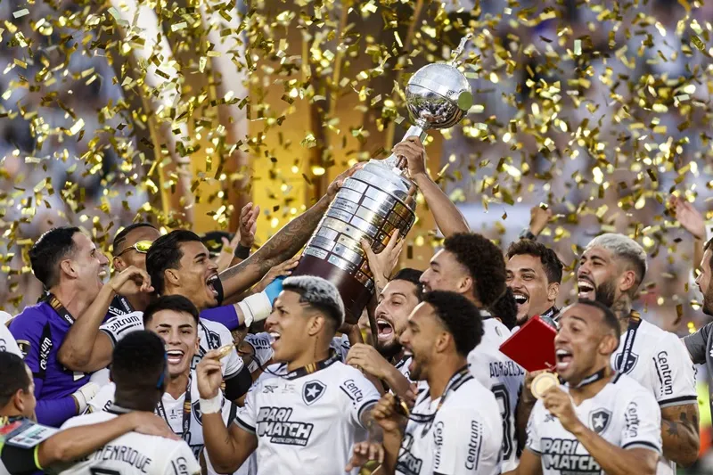 Botafogo hoàn thành mùa giải vĩ đại nhất lịch sử trong vòng nửa tháng sau khi giành Copa Libertadores lần đầu tiên. Brazil.jpg