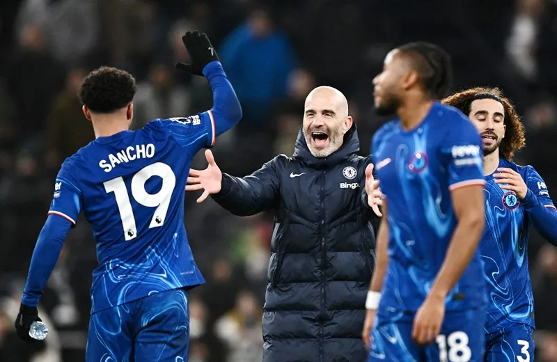 HLV Enzo Maresca tận hưởng chiến thắng thứ 4 liên tiếp cùng các học trò. Chelsea11.jpg